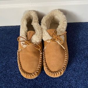 Minnetonka Sheepskin Moc (size 10)